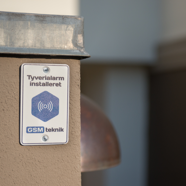 Alarmskilt 6x10 cm med skruer