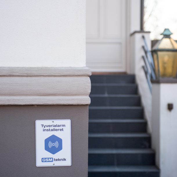 Alarmskilt 15x20 cm med skruer