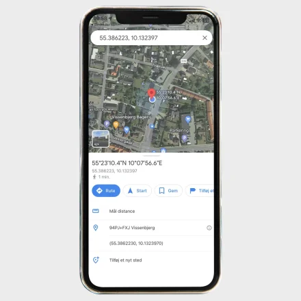 Smartphone der viser en GPS-position p� kort i Google Maps