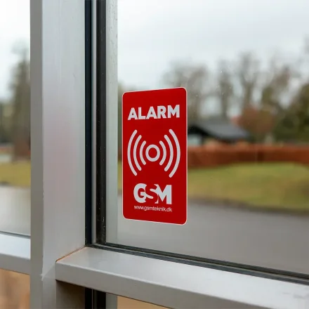 Alarmskilt fra GSM Teknik siddende p� vindue