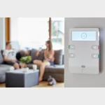 Hvidt Ava Pro keypad monteret p� v�g i stue