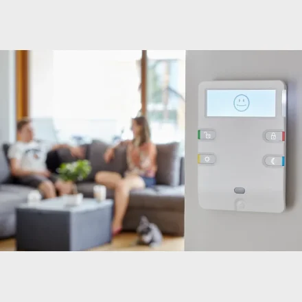 Hvidt Ava Pro keypad monteret p� v�g i stue