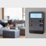 Sort Ava Pro keypad monteret p� v�g i stue