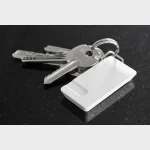 Hvid smart tag monteret p� n�glering