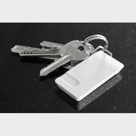 Hvid smart tag monteret p� n�glering