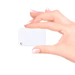 Bluetooth iBeacon-brik i miniformat holdt mellem to fingre