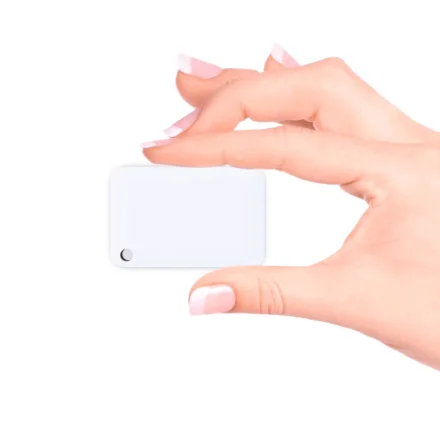 Bluetooth iBeacon-brik i miniformat holdt mellem to fingre