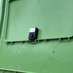 Sensor monteret p� l�get af en gr�n container