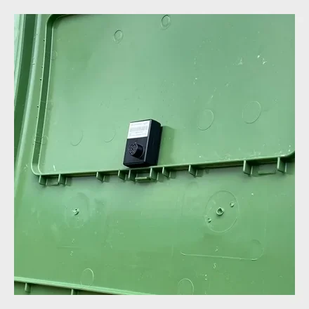 Sensor monteret p� l�get af en gr�n container