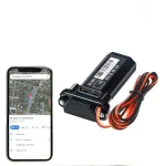GPS-tracker med kabel og placering vist p� kort i app