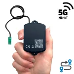Vandt�t GPS-tracker med ledningstilslutning holdt i h�nden, med 5G/NB-IoT ikon