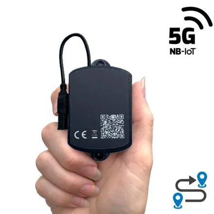 Vandt�t GPS-tracker med USB-kabel holdt i h�nden, med 5G/NB-IoT ikon