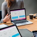 Kvinde viser temperaturdata i GSM Cloud dashboard p� laptop