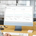 GSMCloud dashboard med fugt-, temperatur- og trykm�linger vist p� en computersk�rm p� et skrivebord