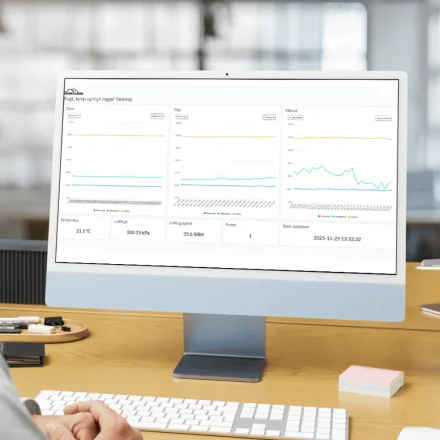 GSMCloud dashboard med fugt-, temperatur- og trykm�linger vist p� en computersk�rm p� et skrivebord