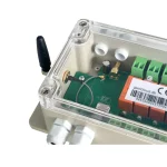 �bnet GSM-boks med kredsl�bskort, antenne og tilslutningsklemmer set i n�rbillede