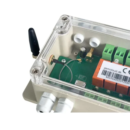�bnet GSM-boks med kredsl�bskort, antenne og tilslutningsklemmer set i n�rbillede