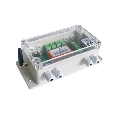 GSM-modul i IP65-boks med antenne, kabelforskruninger og QR-kode m�rkat