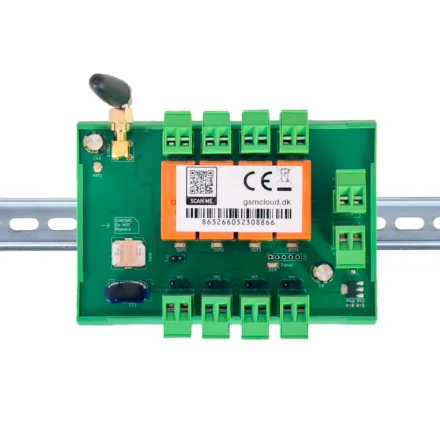 GSM-modul med 4 ind- og 4 udgange set forfra p� DIN-skinne