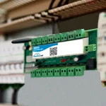 8800 controller-modul monteret p� DIN-skinne i en eltavle