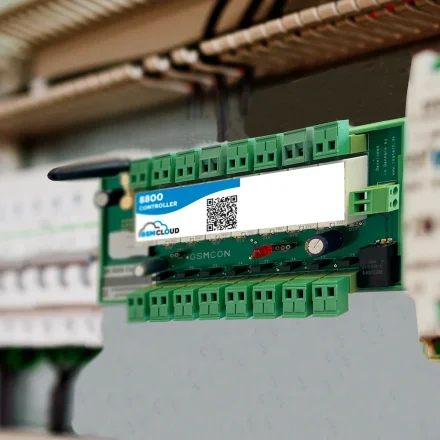 8800 controller-modul monteret p� DIN-skinne i en eltavle