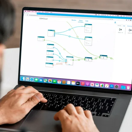B�rbar computer viser GSMCloud flows med enheder og logs
