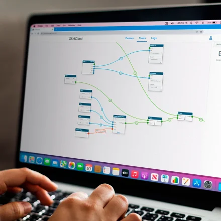 N�rbillede af b�rbar computer med GSMCloud flow-editor