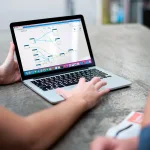 Person arbejder p� b�rbar computer med GSMCloud flowoversigt