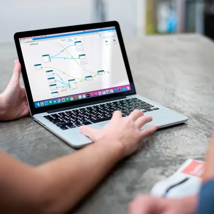 Person arbejder p� b�rbar computer med GSMCloud flowoversigt