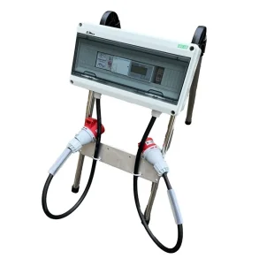 Hvid styreboks med display og r�de CEE-stik p� sammenklappeligt stativ