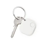 Hvid n�glebrik-tracker p� n�glering med n�gle
