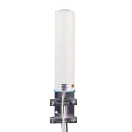 Hvid 4G-antenne monteret p� stang med metalbeslag og kabel