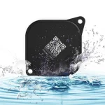 Sort GPS beacon med QR-kode, st�nkt�t og overspr�jtet med vand