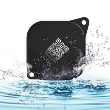 Sort GPS beacon med QR-kode, st�nkt�t og overspr�jtet med vand