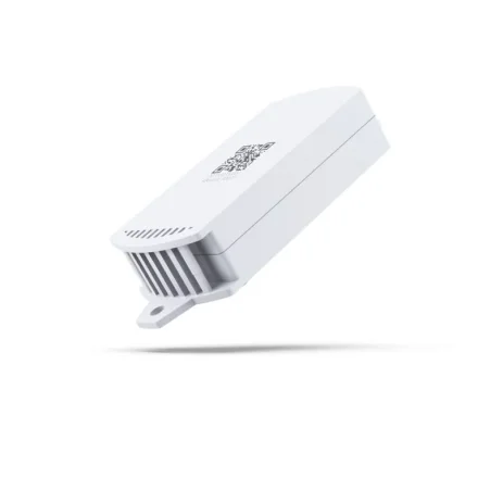 Hvid iBeacon-sender med ventilationsriller og monteringsbeslag, set skr�t fra siden