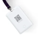 Hvidt beacon-kort med QR-kode i lilla halssnor til b�ring