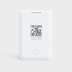 Hvidt beacon-kort med QR-kode og trykknap, set forfra