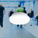 Loftmonteret sensor med indbygget persont�ller i indgangsparti med g�ende mennesker