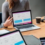 Dashboard med temperatur, batteri og signalstyrke vises p� laptop