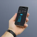 H�nd holder mobil med app der viser str�mudm�ling og energiforbrug
