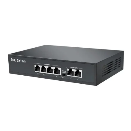 PoE switch med 4 PoE-porte og 2 uplink-porte set forfra i vinkel