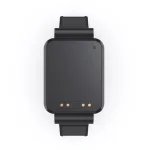 Sort smartwatch med opladerkontakter og armb�nd