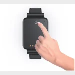 Finger trykker p� t�nd/sluk-knappen p� GPS-tracker armb�nd