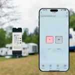 WiFi rel�modul til Alde varmestyring med app-betjening p� telefon, campingvogne i baggrunden