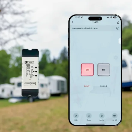 WiFi rel�modul til Alde varmestyring med app-betjening p� telefon, campingvogne i baggrunden